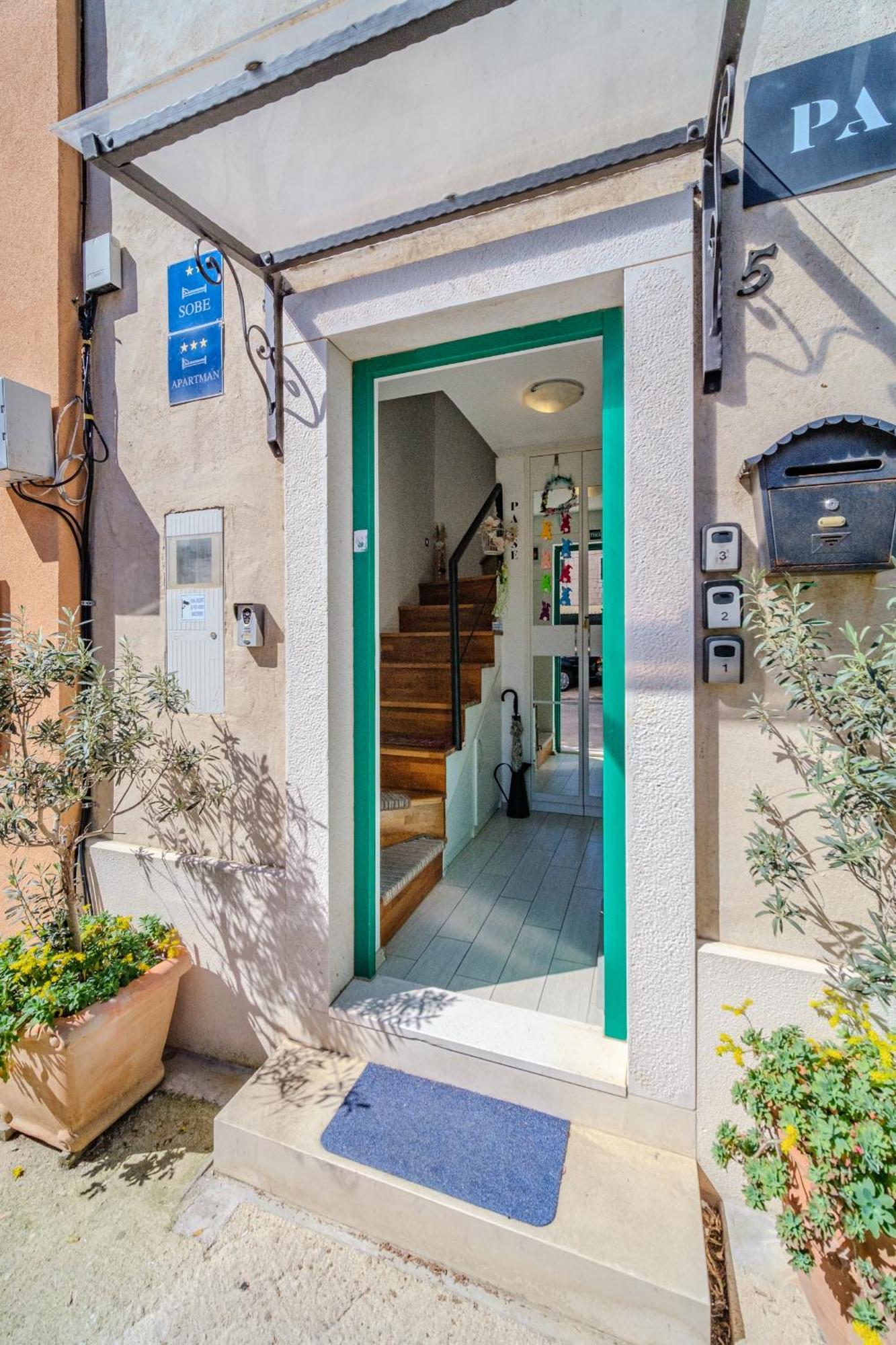 Central Split Rooms And Apartments Paese מראה חיצוני תמונה