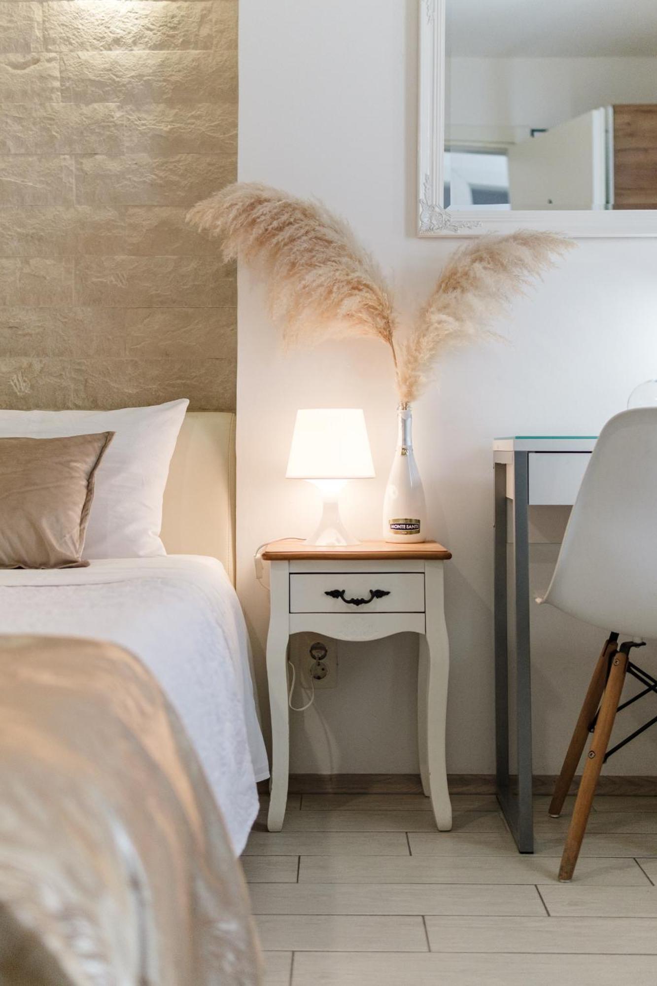 Central Split Rooms And Apartments Paese מראה חיצוני תמונה