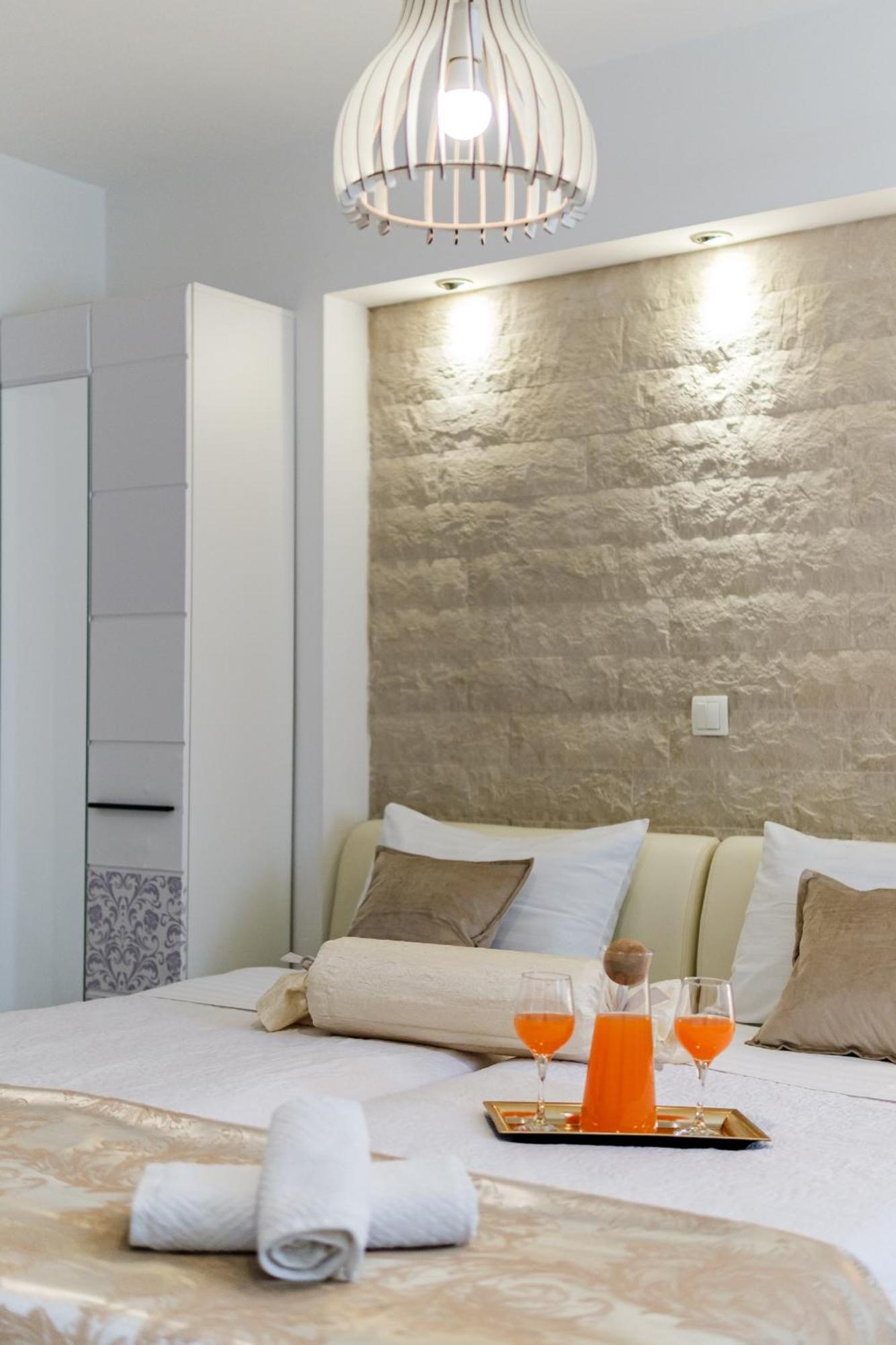 Central Split Rooms And Apartments Paese מראה חיצוני תמונה