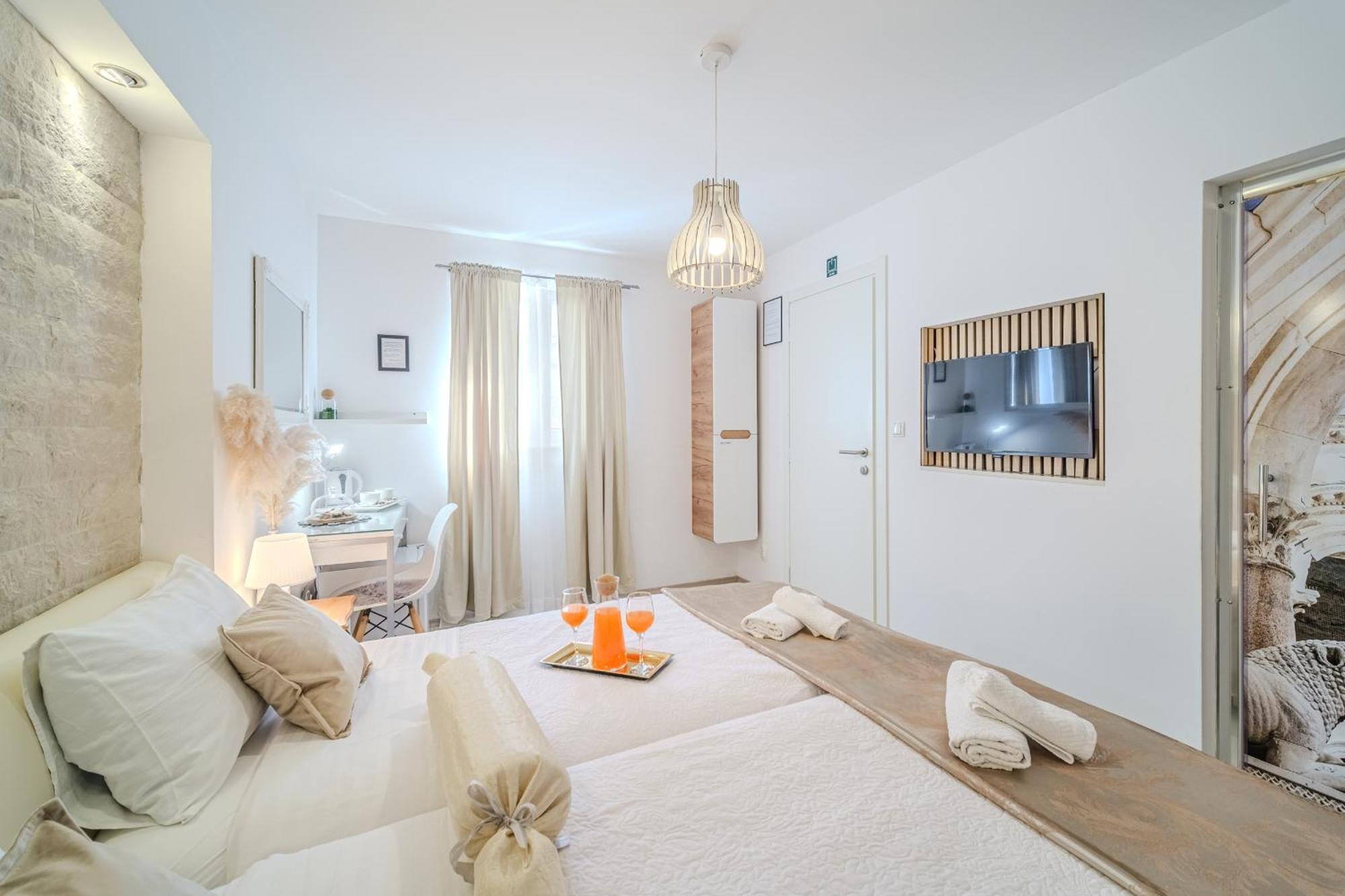 Central Split Rooms And Apartments Paese מראה חיצוני תמונה