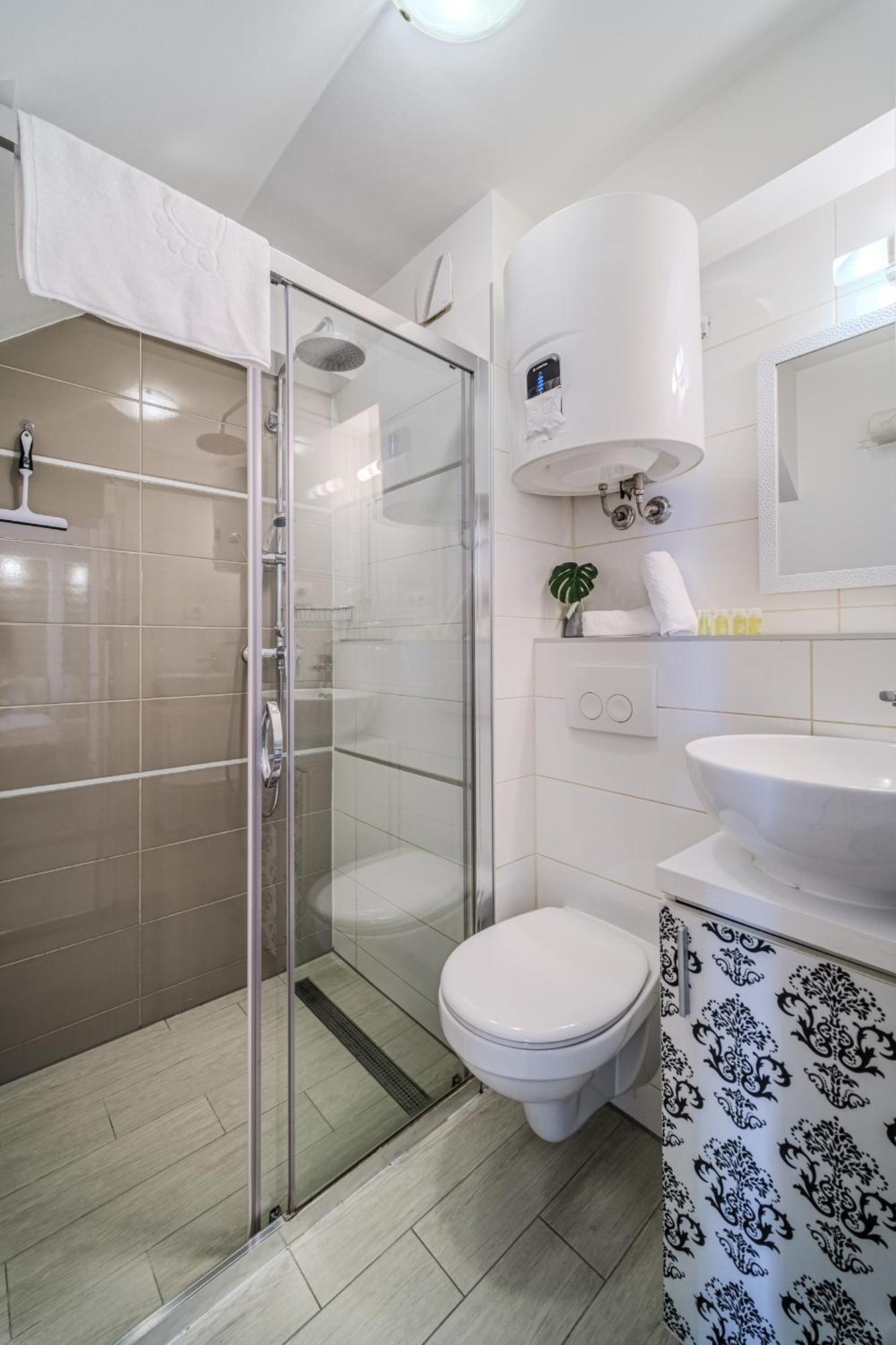 Central Split Rooms And Apartments Paese מראה חיצוני תמונה