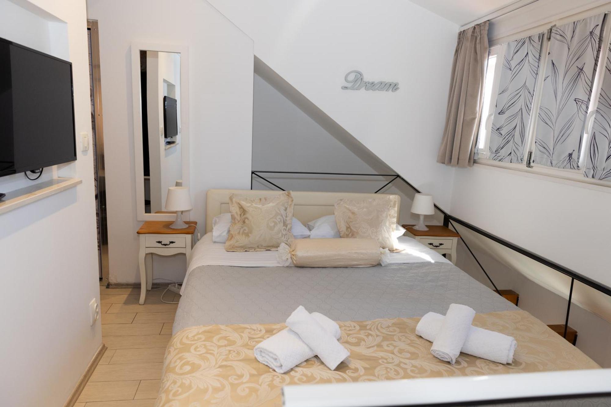 Central Split Rooms And Apartments Paese מראה חיצוני תמונה