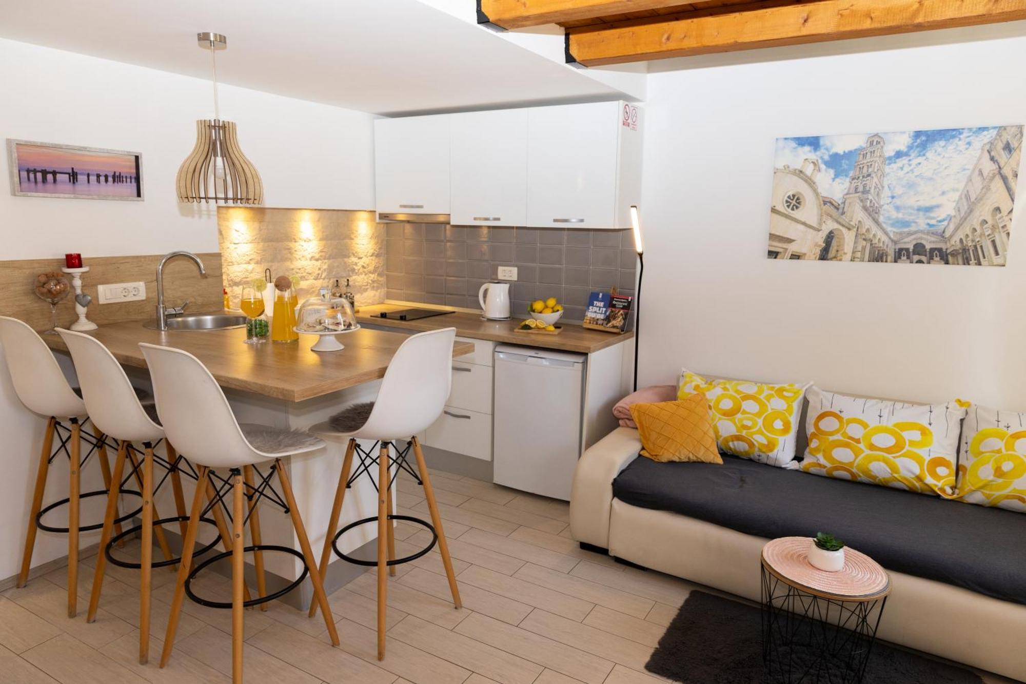 Central Split Rooms And Apartments Paese מראה חיצוני תמונה