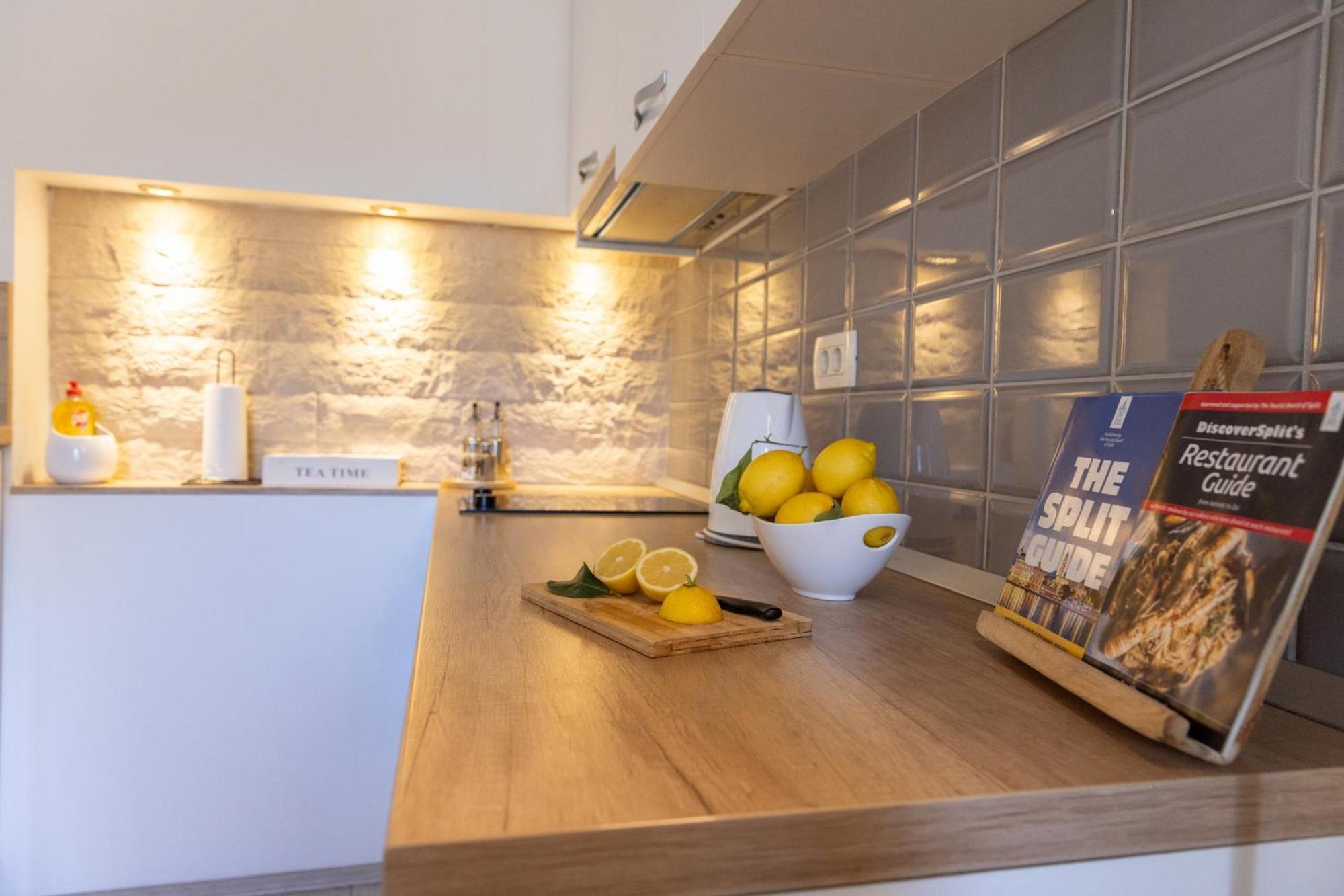 Central Split Rooms And Apartments Paese מראה חיצוני תמונה