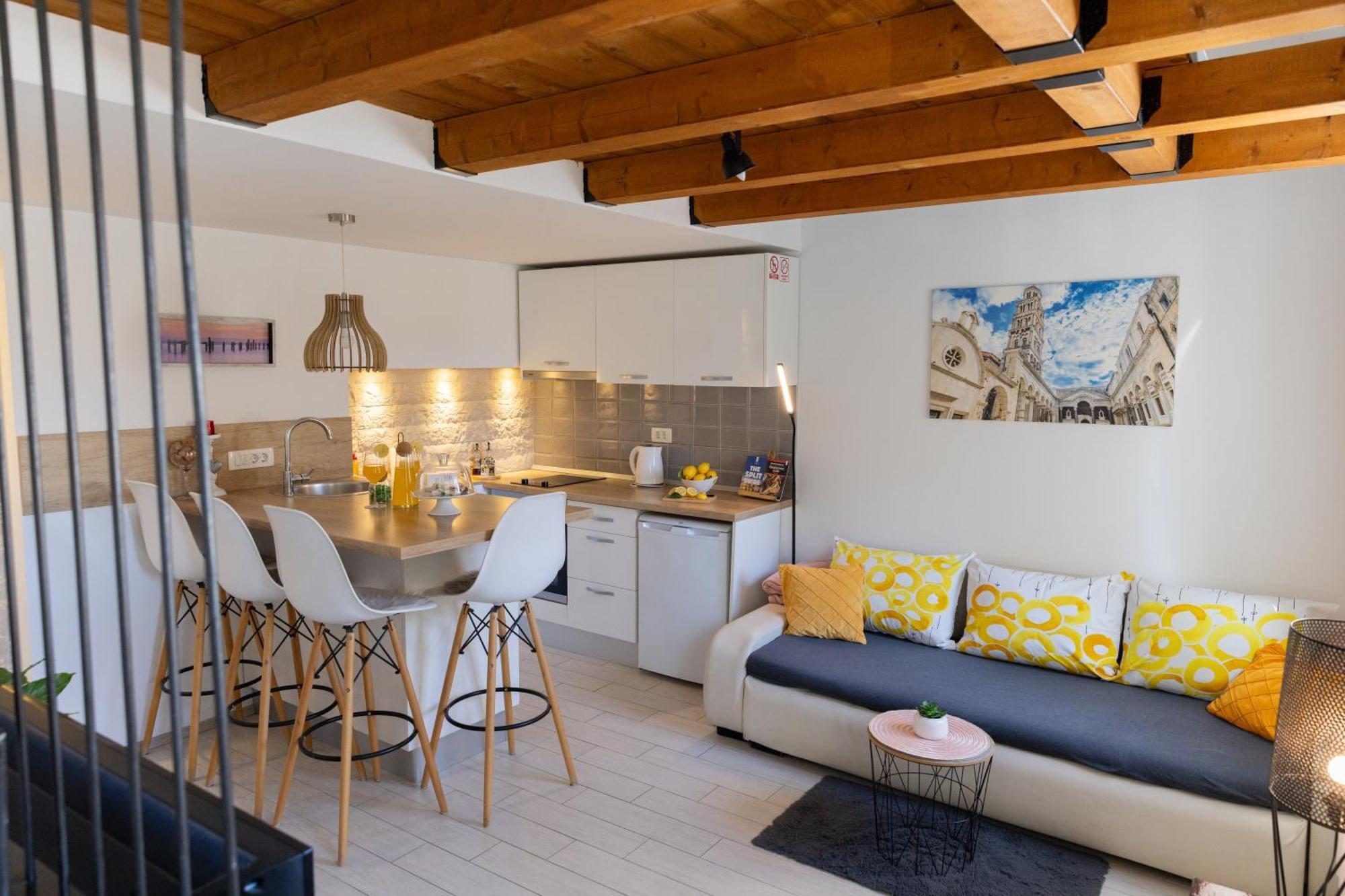 Central Split Rooms And Apartments Paese מראה חיצוני תמונה