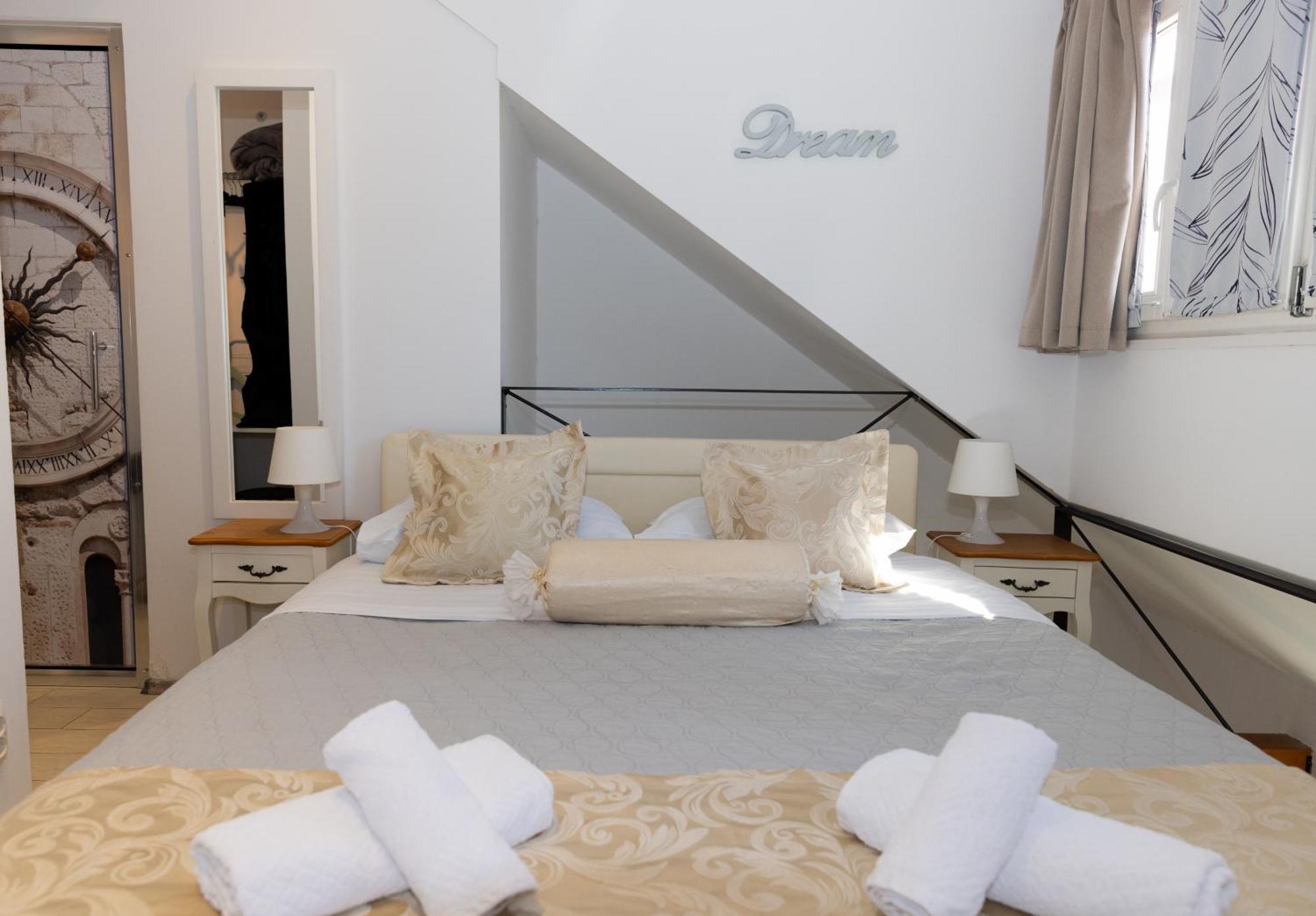 Central Split Rooms And Apartments Paese מראה חיצוני תמונה