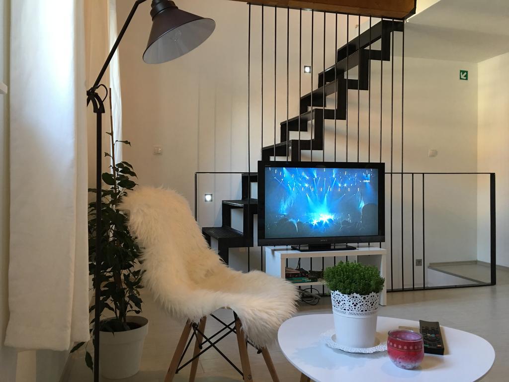 Central Split Rooms And Apartments Paese מראה חיצוני תמונה