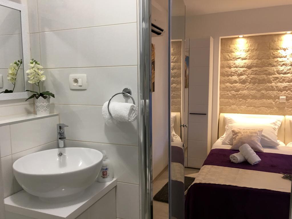 Central Split Rooms And Apartments Paese מראה חיצוני תמונה